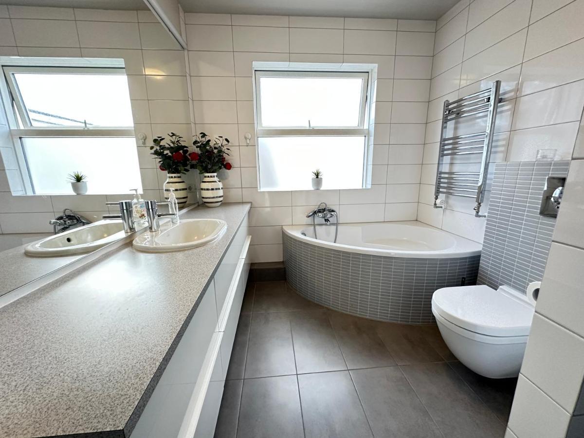 Spacious And Family Friendly Apartment In Kopavogur Reykjavík Esterno foto